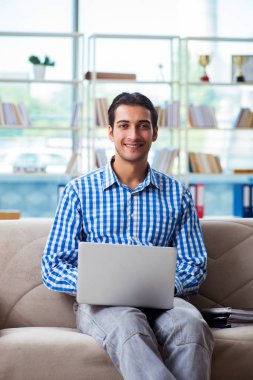 Bilgisayarlı beyaz öğrenci üniversite sınavlarına hazırlanıyor.