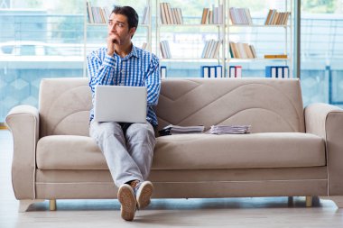 Bilgisayarlı beyaz öğrenci üniversite sınavlarına hazırlanıyor.