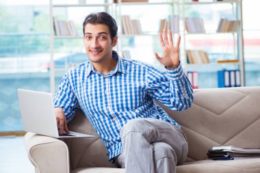 Bilgisayarlı beyaz öğrenci üniversite sınavlarına hazırlanıyor.