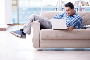 Bilgisayarlı beyaz öğrenci üniversite sınavlarına hazırlanıyor.