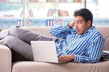 Bilgisayarlı beyaz öğrenci üniversite sınavlarına hazırlanıyor.