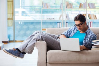 Bilgisayarlı beyaz öğrenci üniversite sınavlarına hazırlanıyor.