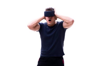 Beyaz arka planda sanal gerçeklik gözlükleriyle oynayan adam