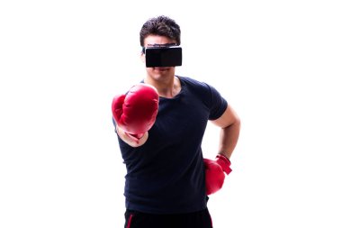 Beyaz arka planda sanal gerçeklik gözlükleriyle oynayan adam