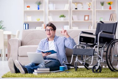 Evde okuyan genç bir öğrenci.