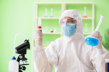 Laboratuvarda yeni bir deney üzerinde çalışan kimyager.