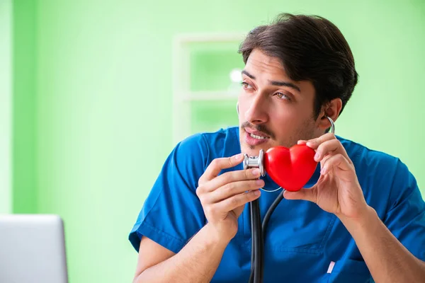 Doktorand erklärt Herzprobleme — Stockfoto