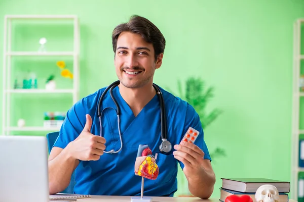 Médecin étudiant expliquant les problèmes cardiaques — Photo