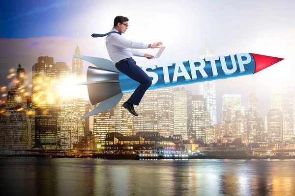 Бизнесмен в концепции стартапа, летящий на ракете — стоковое фото