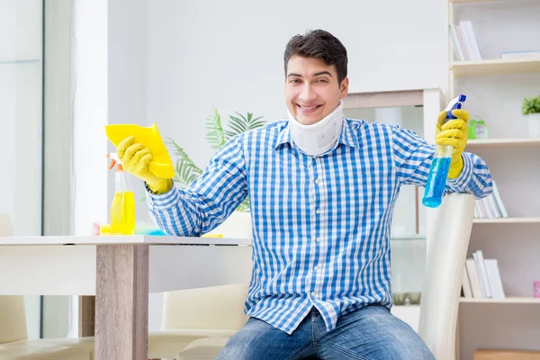 Uomo con collo unjury pulizia casa nel concetto di pulizia — Foto Stock