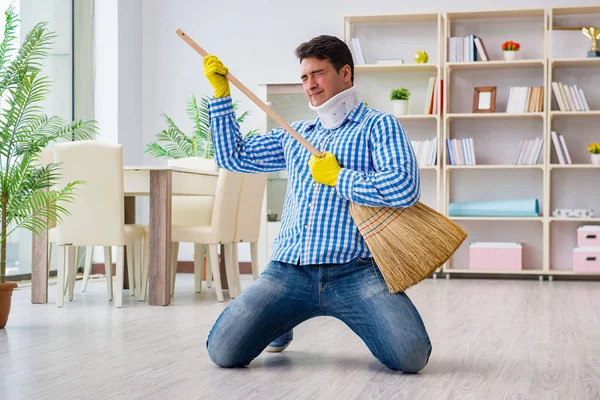 Homme avec cou sans blessure nettoyage maison dans le concept de ménage — Photo