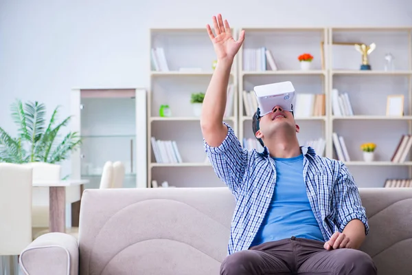 Uomo con occhiali di realtà virtuale che gioca a casa — Foto Stock