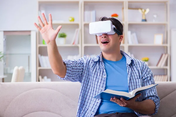 Evde sanal gerçeklik gözlükleriyle serbest çalışan bir öğrenci.