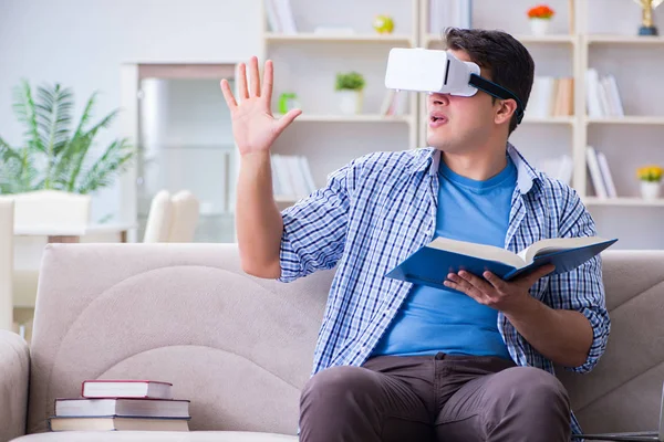 Evde sanal gerçeklik gözlükleriyle serbest çalışan bir öğrenci. — Stok fotoğraf