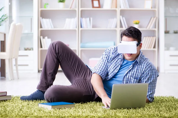 Freelance student met virtual reality bril thuis — Stockfoto