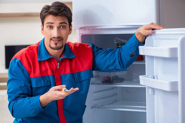 Профессиональный подрядчик по ремонту сломанного холодильника — стоковое фото