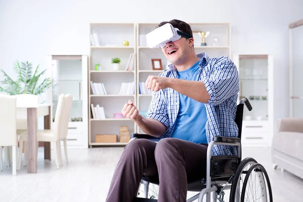 Niepełnosprawny mężczyzna studiujący w okularach wirtualnej rzeczywistości — Zdjęcie stockowe