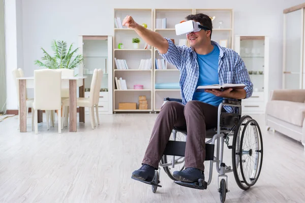 Studente disabile che studia con occhiali di realtà virtuale — Foto Stock