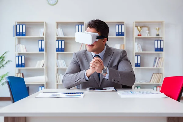 Homme d'affaires avec lunettes de réalité virtuelle dans le bureau — Photo