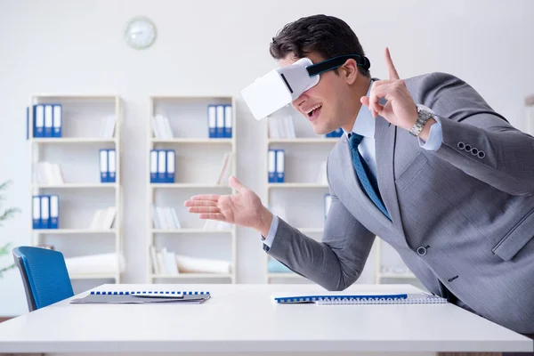 Geschäftsmann mit Virtual-Reality-Brille im Büro — Stockfoto