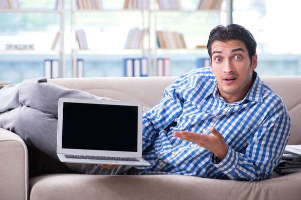 Studente caucasico con laptop che si prepara per gli esami universitari — Foto Stock