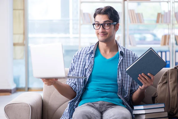 Étudiant caucasien avec ordinateur portable se préparant pour les examens universitaires — Photo