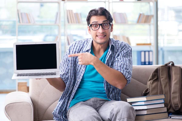 Estudante caucasiano com laptop se preparando para exames universitários — Fotografia de Stock