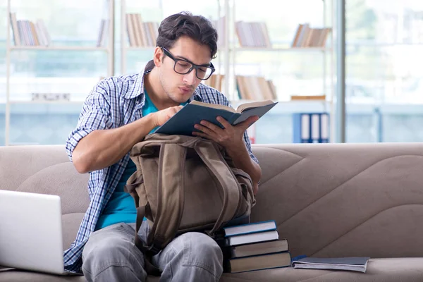 Estudante caucasiano com laptop se preparando para exames universitários — Fotografia de Stock