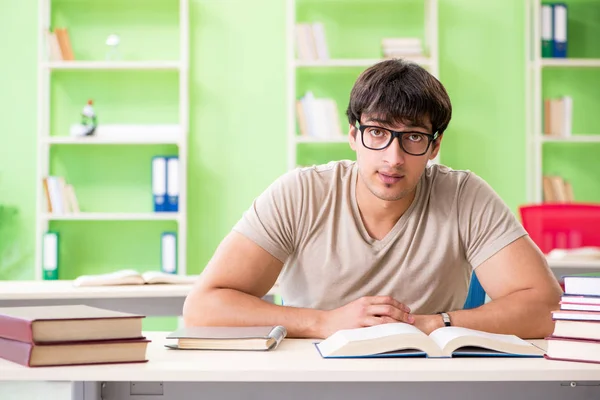 Étudiant se préparant aux examens universitaires — Photo