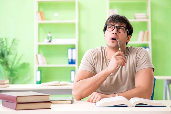 Student bereitet sich auf Uni-Prüfungen vor — Stockfoto