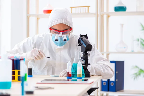 Jovem estudante de química que trabalha em laboratório em produtos químicos — Fotografia de Stock