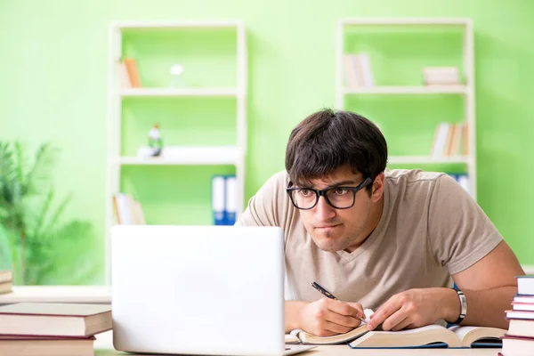 Étudiant se préparant aux examens universitaires — Photo