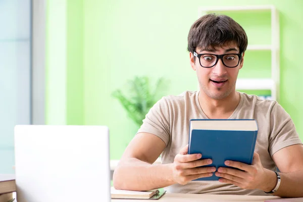 Student bereitet sich auf Uni-Prüfungen vor — Stockfoto