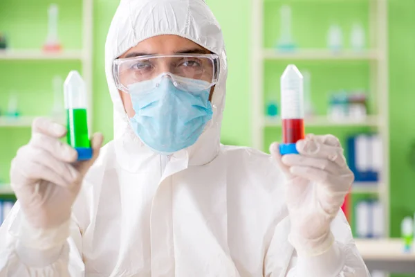 Químico trabajando en el laboratorio en un nuevo experimento — Foto de Stock