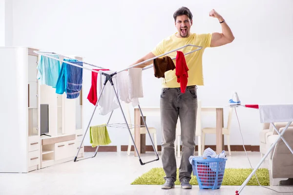 남편 이 집에서 세탁을 하는 모습 — 스톡 사진