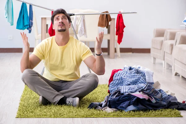 Bonito marido fazendo lavagem em casa — Fotografia de Stock