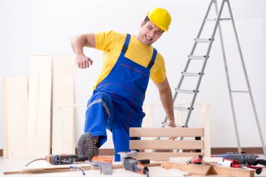 Kat tamircisi işinden memnun değil. 