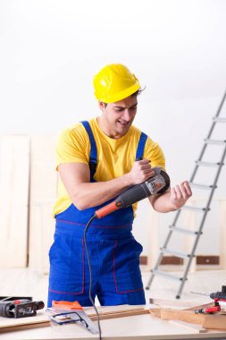 Kat tamircisi işinden memnun değil. 