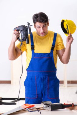 Kat tamircisi işinden memnun değil. 