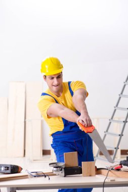 Kat tamircisi işinden memnun değil. 