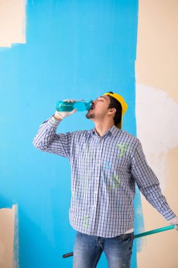 Evdeki duvarı boyayan ressam.