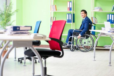 Ofiste çalışan engelli işadamı