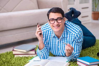 Evde sınava hazırlanan genç bir öğrenci.