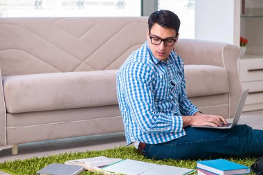 MBA yapan öğrenci çevrimiçi eğitim yapıyor