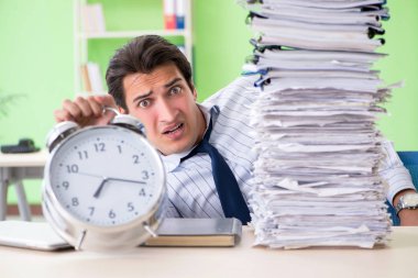 İş adamının evrak işleri ve iş yükü ile ilgili sorunları var