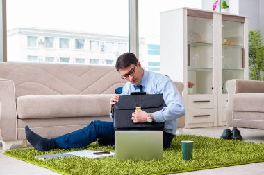 İş adamı eve iş getirip fazla mesai yapıyor.