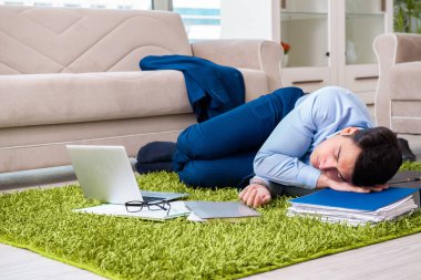 Yorgun ve yorgun iş adamı yorucu bir günün ardından dinleniyor.