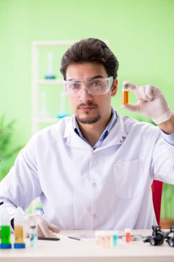 Laboratuvarda çalışan bir kimyager.