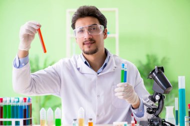 Laboratuvarda çalışan bir kimyager.