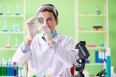 Laboratuvarda çalışan bir kimyager.